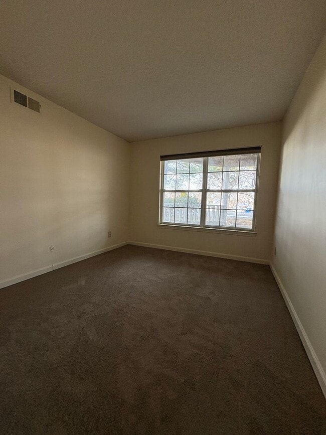 Building Photo - Charming 2-Bed, 2-Bath in Middletown, CT.