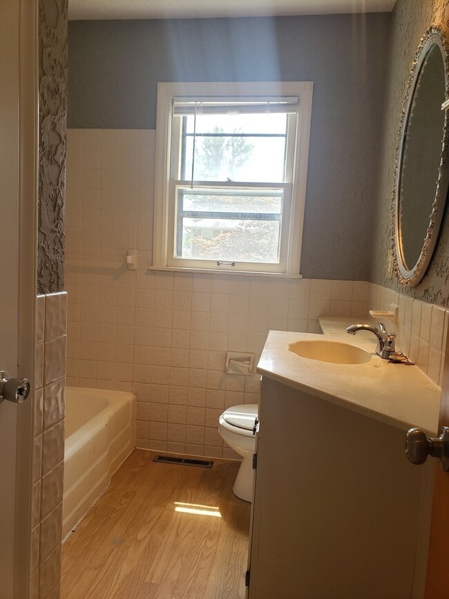 Building Photo - Remodeled Raytown Home-Available NOW!!