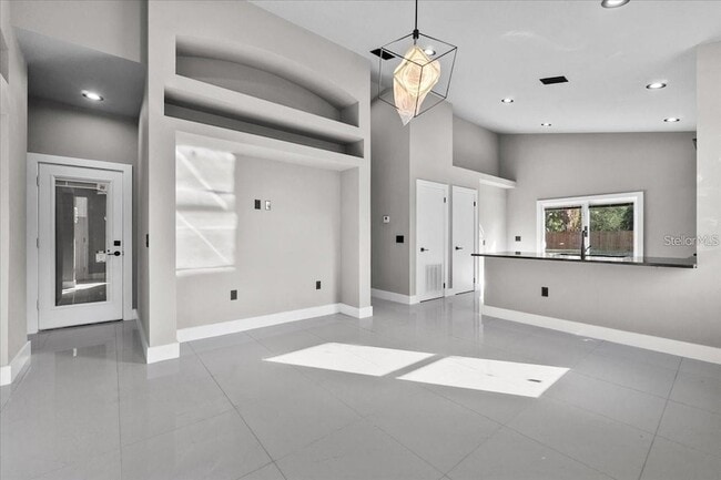 Building Photo - 724 W Crescent Dr