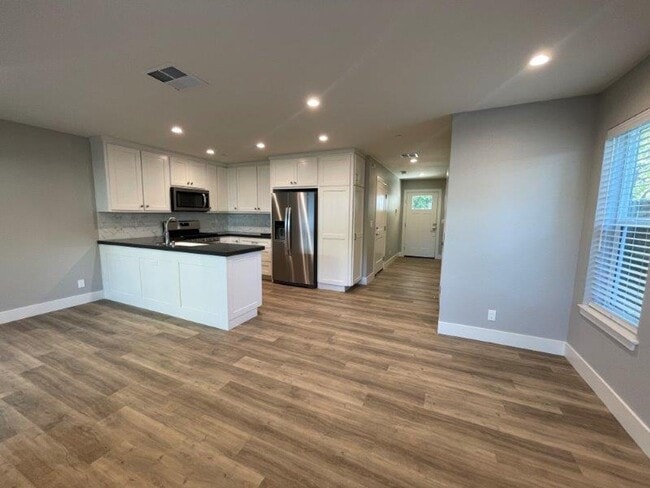 Building Photo - Tahoe Park 2 Bedroom Near UC Davis Med Center