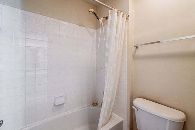 Building Photo - 513 Rosebush Ln