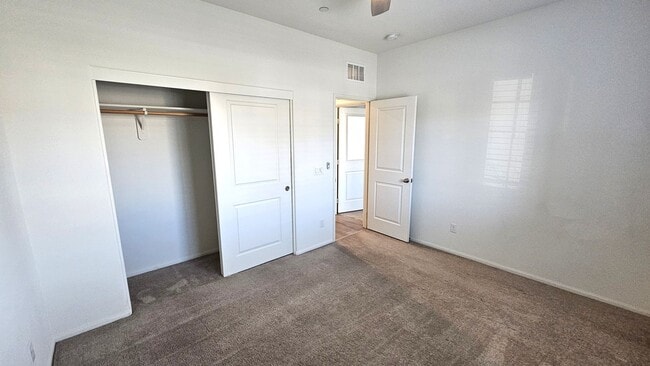 Building Photo - Modern 4 Bedroom Home in City in the Hills