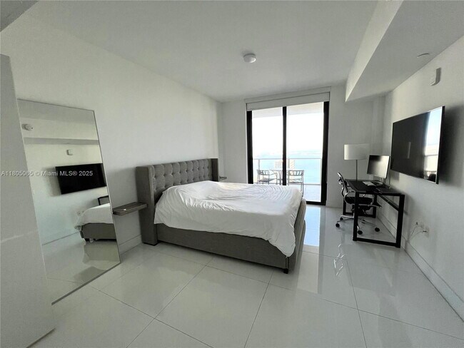 Building Photo - 1010 Brickell Ave
