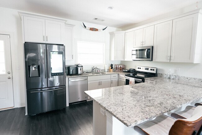 Building Photo - 3855 Academy Dr