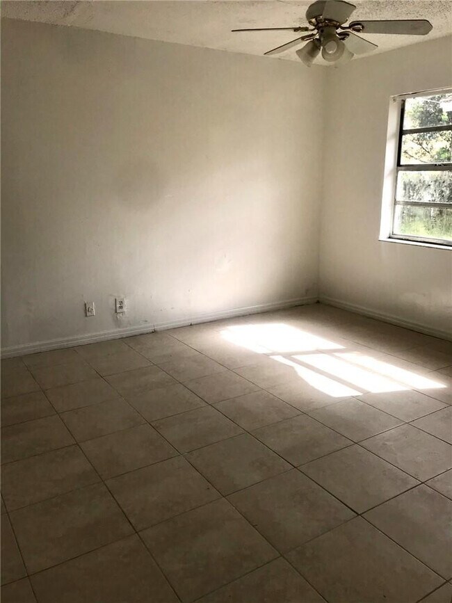 Building Photo - 1038 NW 8th Ave