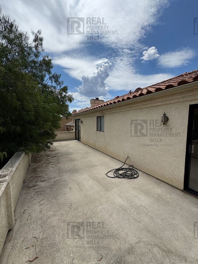 Building Photo - Waterfront Living in Canyon Lake!