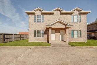 Building Photo - IMMEDIATE MOVE IN!!!  3 bedroom 3 Bathroom Duplex Next Door to Blinn!