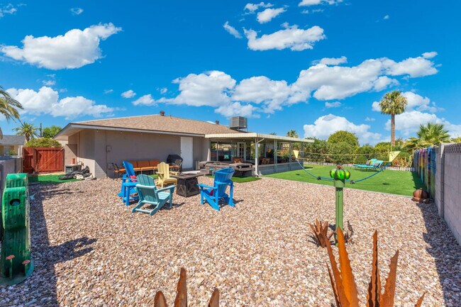 Building Photo - 11031 W Cumberland Dr