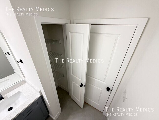 Building Photo - 2614 Palomar Ave SE