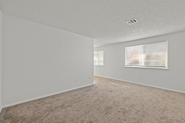 Building Photo - Charming townhome centrally located with great access to the Greenbelt and BSU!
