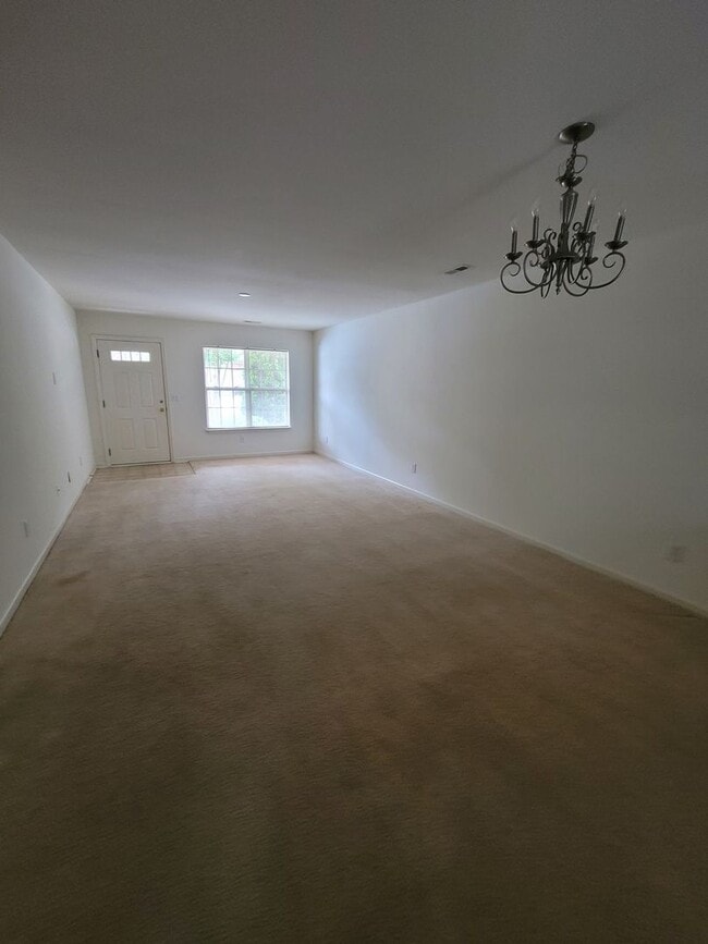 Building Photo - 3 BR townhome in Jamestown!