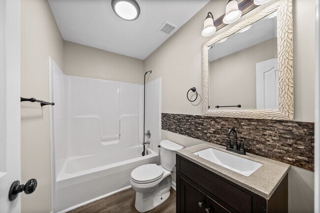 Building Photo - Pet Friendly Three Bedroom!