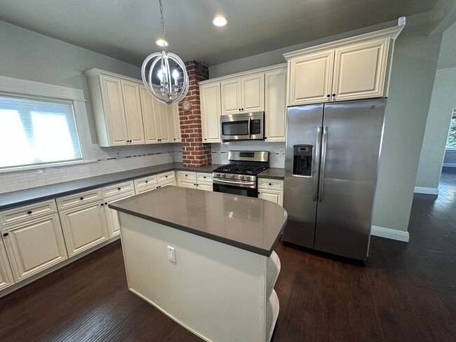 Building Photo - Beautifully Renovated 5 Bedroom Midtown Home