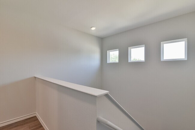 Building Photo - Brand New 3 bed 2.5 Duplex