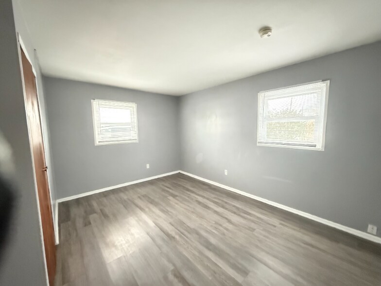 Building Photo - 1328 Longfellow Dr