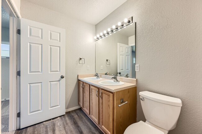 Building Photo - 4 bed /2.5bath Charming Home in Aurora