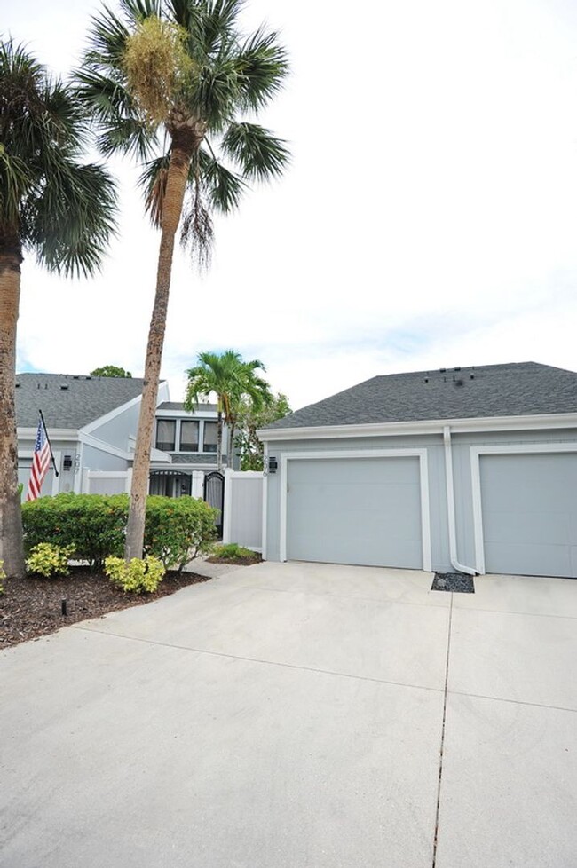Building Photo - 3 Bedroom Townhouse - $2800/mo - ANNUAL RE...