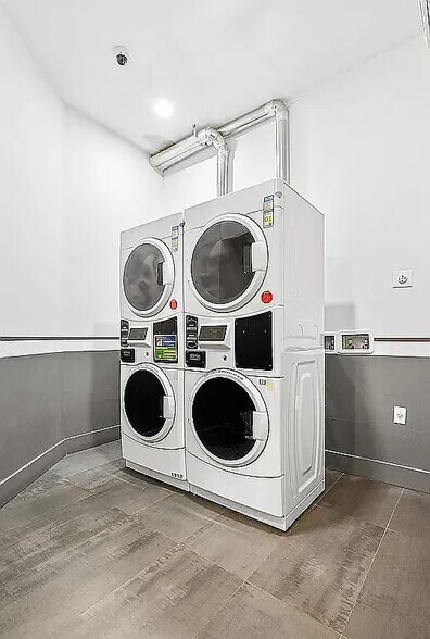 Building Photo - 223 E 96th St