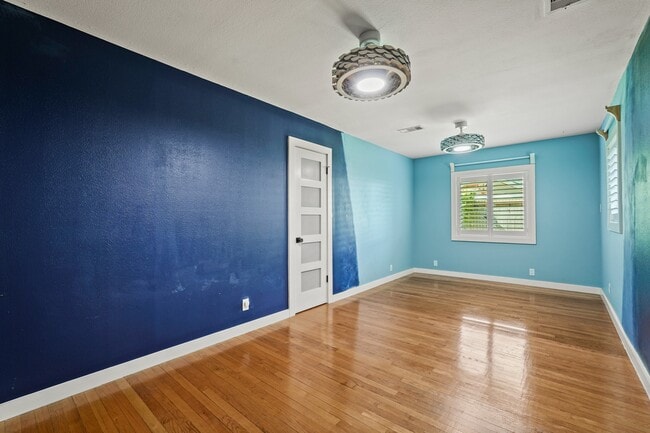 Building Photo - 5319 Saxon Dr