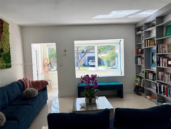 Building Photo - 1435 SW 16th St