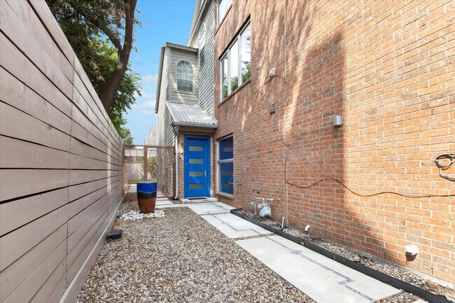 Building Photo - 1222 Marconi St