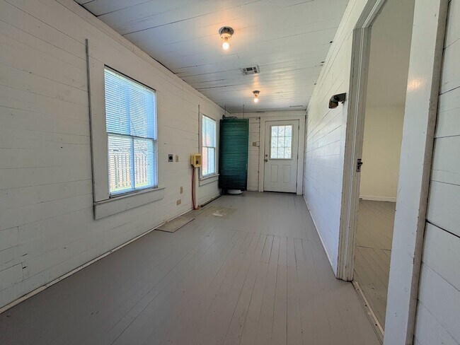 Building Photo - 419 6th St