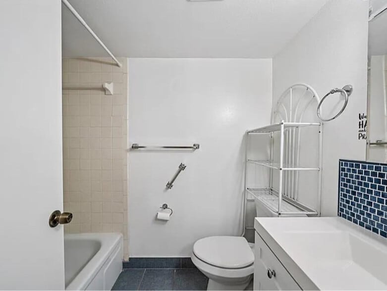 Building Photo - 5428 Larchmont Ct