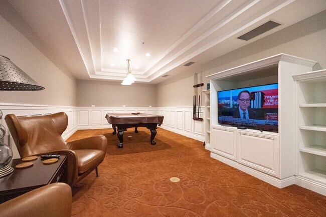 Building Photo - Spacious Bankers Hill Studio | In-Unit Laundry | A/C | Fireplace | Pool & Gym | 6-Month Lease