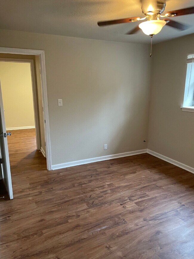 Building Photo - "Charming 3-Bedroom Retreat with Fireplace in Prime Jonesboro Location!"