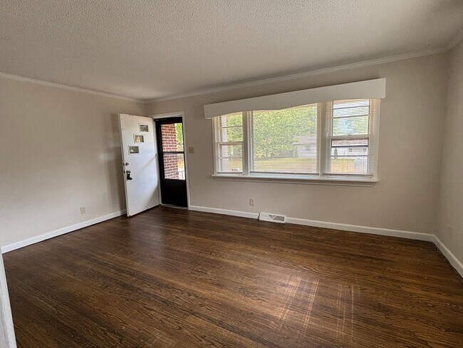 Building Photo - 3 BR with deck conveninent to Four Seasons Mall