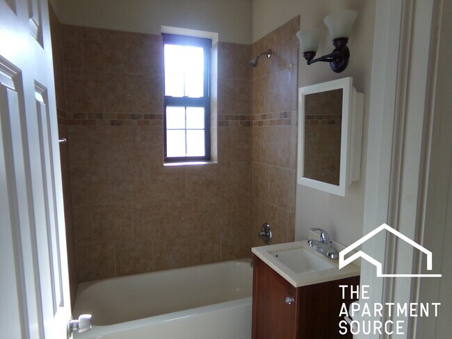 Building Photo - 896 Green Bay Rd