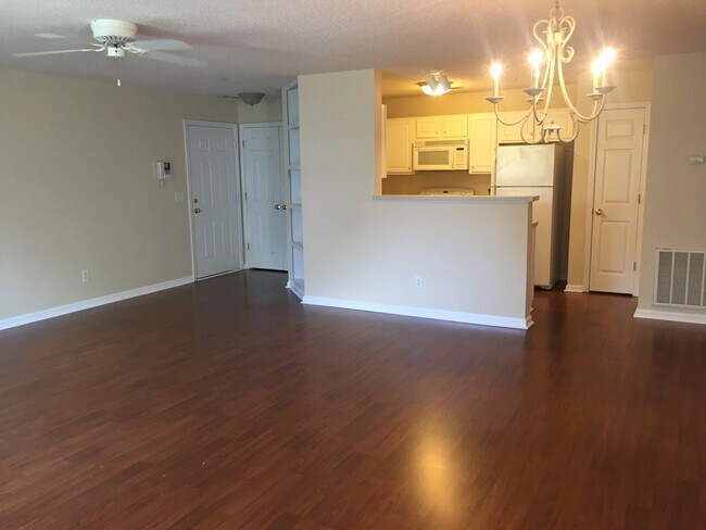 Building Photo - Exquisite Condo in a Superb Cotswold Point  location