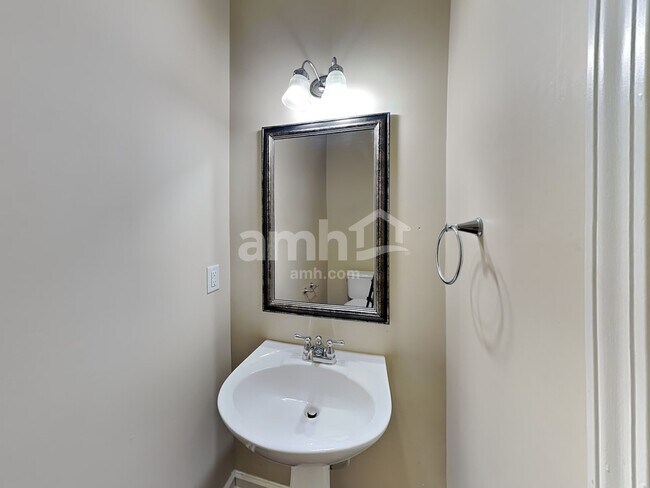 Building Photo - 850 Stonehaven Rd SW