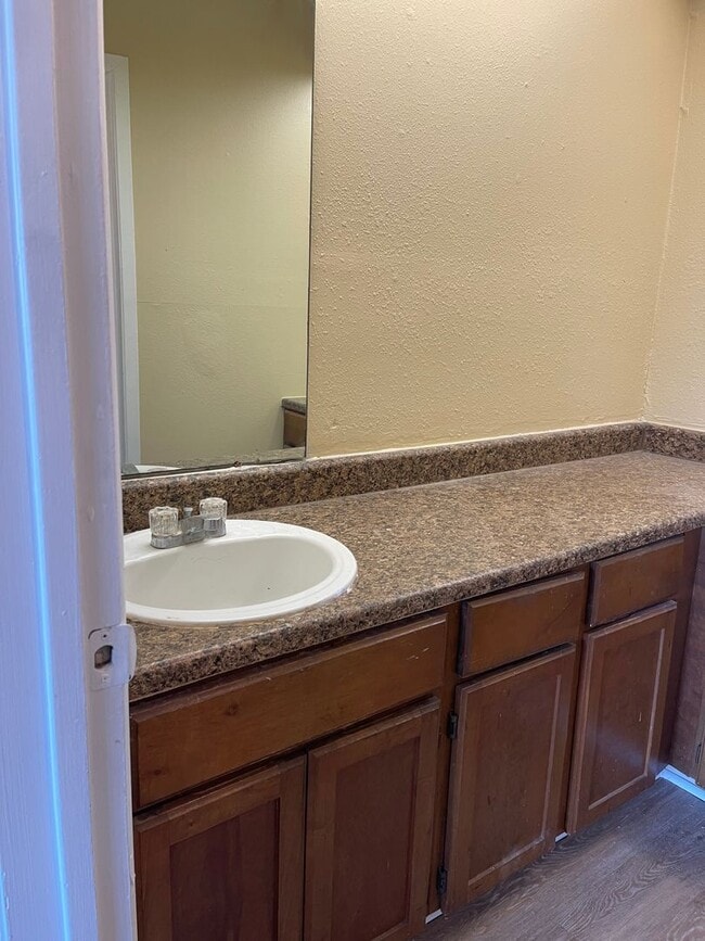 Building Photo - 2410 Capitan Dr