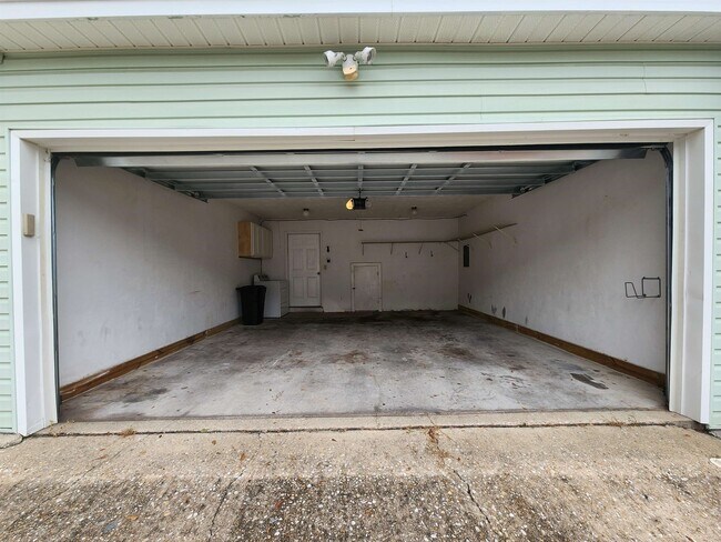 Building Photo - 828 W Carolina St