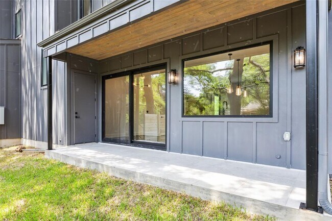 Building Photo - 2309 La Casa Dr