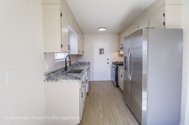 Building Photo - E 31st Ct Duplex