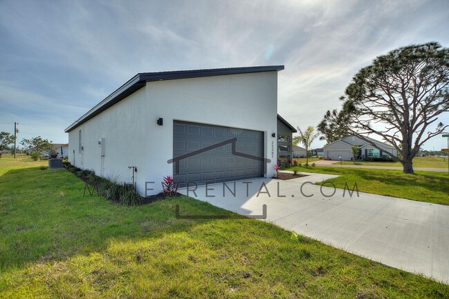 Building Photo - 25307 Alicante Dr