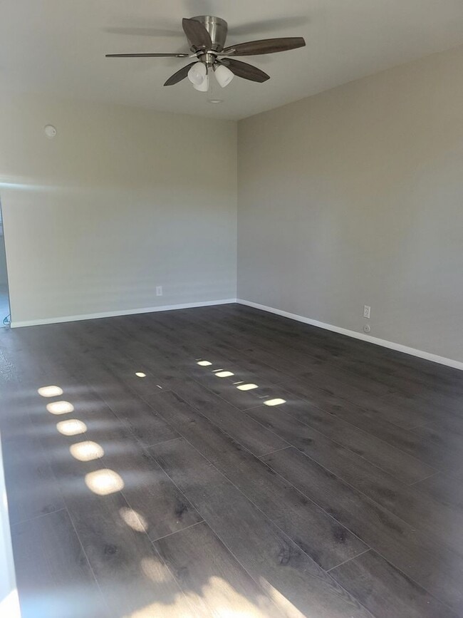 Building Photo - 4819 E Cambridge Ave