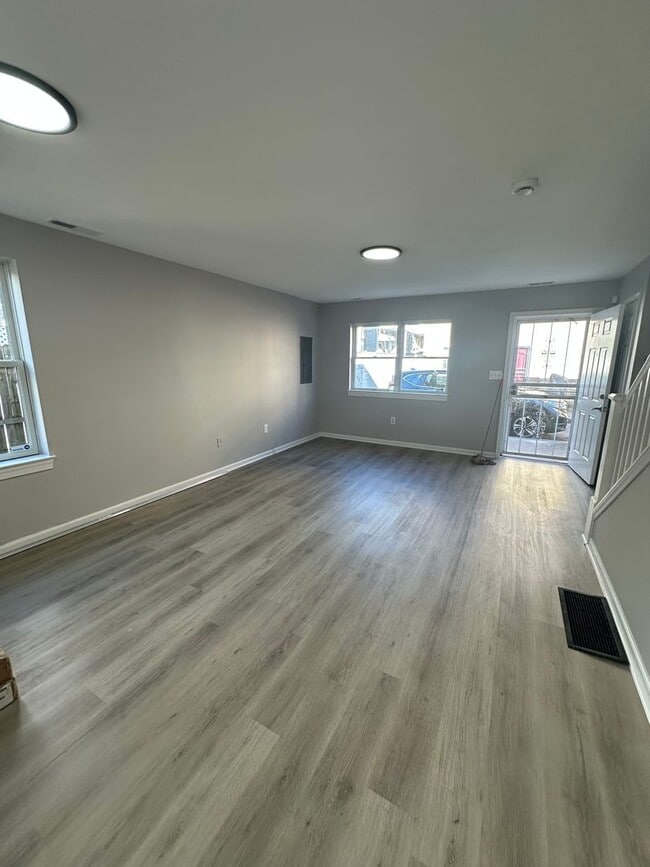 Building Photo - Beautifully renovated 3 Bed, 1.5 bath available. Section 8 welcomed!