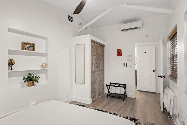 Building Photo - 1425 NE 5th Terrace