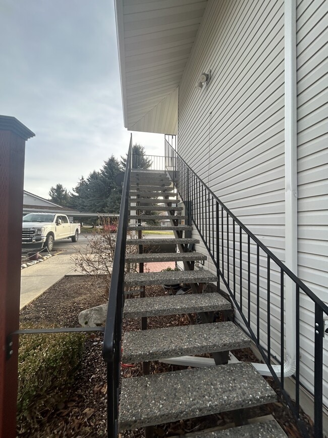 Building Photo - 15 Fairway Dr