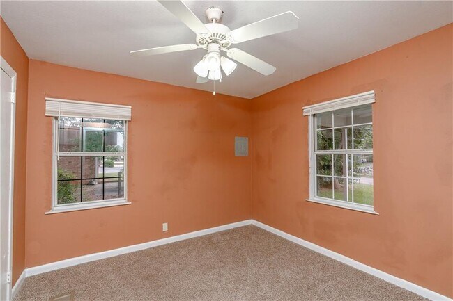 Building Photo - 100 Esplanade Ave