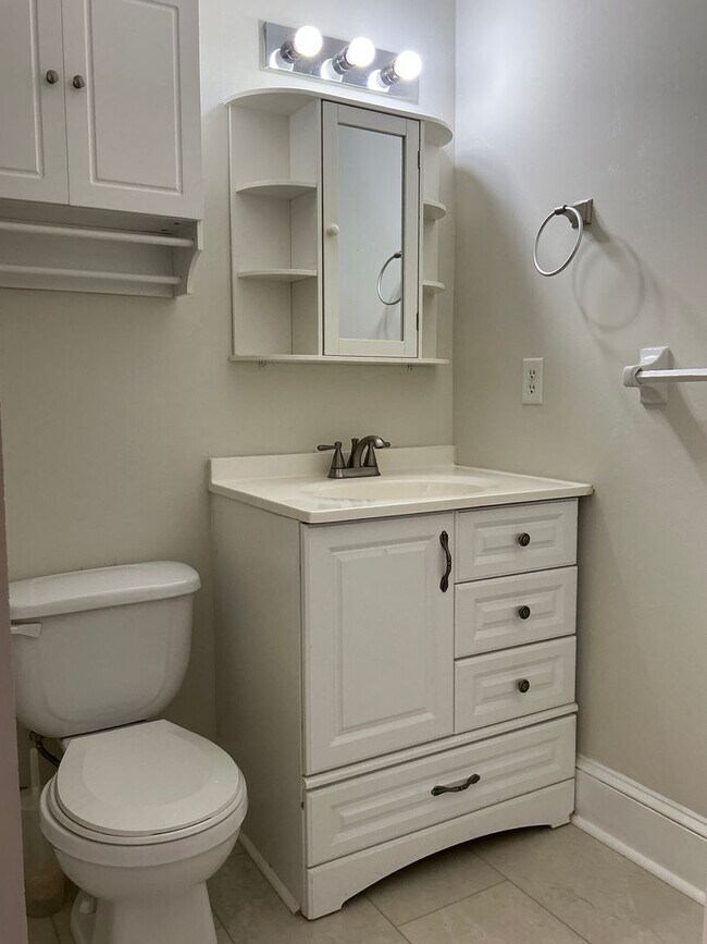 Building Photo - 3 BR/ 2 BA Close to Downtown Watkinsville & Wire Park!