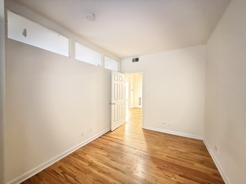 Building Photo - 909 W Dakin St