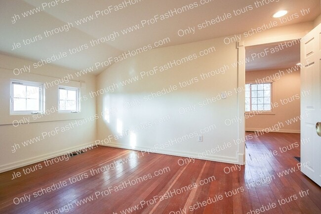 Building Photo - 3232 N Michigan Ave