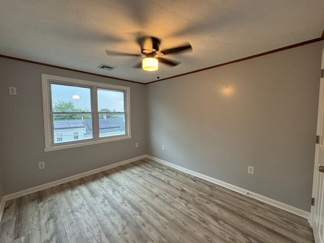 Building Photo - Recently Updated 3-Bedroom Townhouse in La...