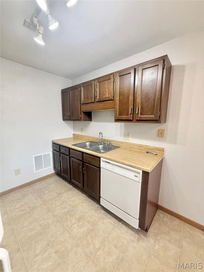 Building Photo - 97 Peachtree Ln