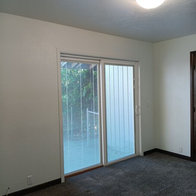 Building Photo - Great Home & Office is Ready for you in Jefferson!