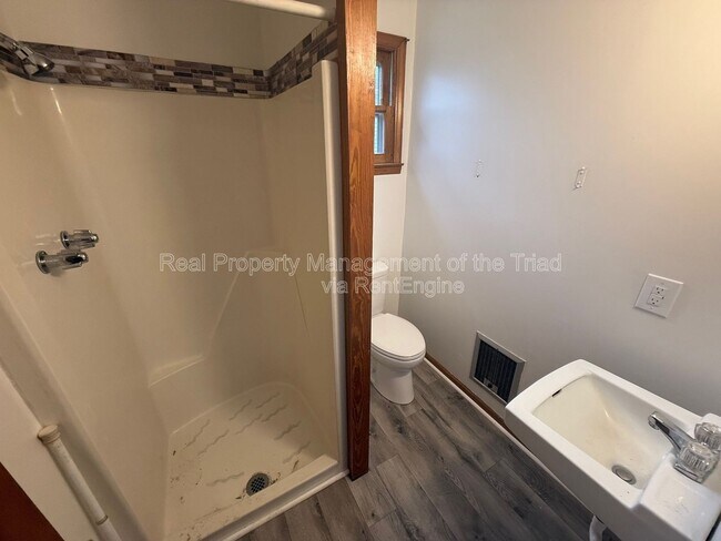 Building Photo - 1514 E 1st St